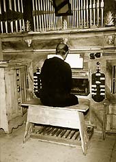 Pfarrer Lehmann an der Orgel